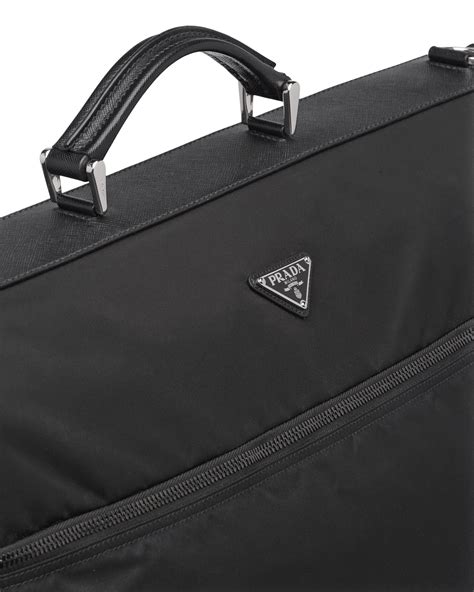 prada porta abiti|Porta abiti in nylon e pelle Saffiano Nero .